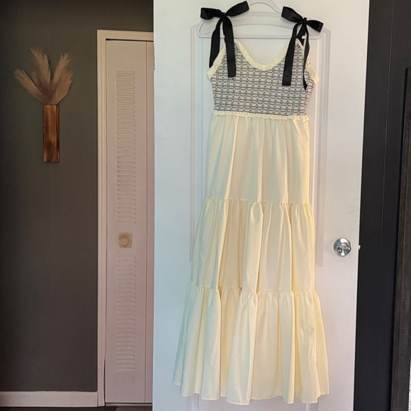 Dresses & Skirts - Elegant Cream and Black Dress